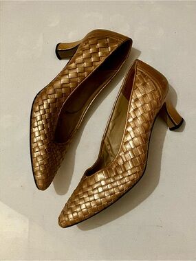 Vintage Nina gold woven leather pointed-toe midi heels